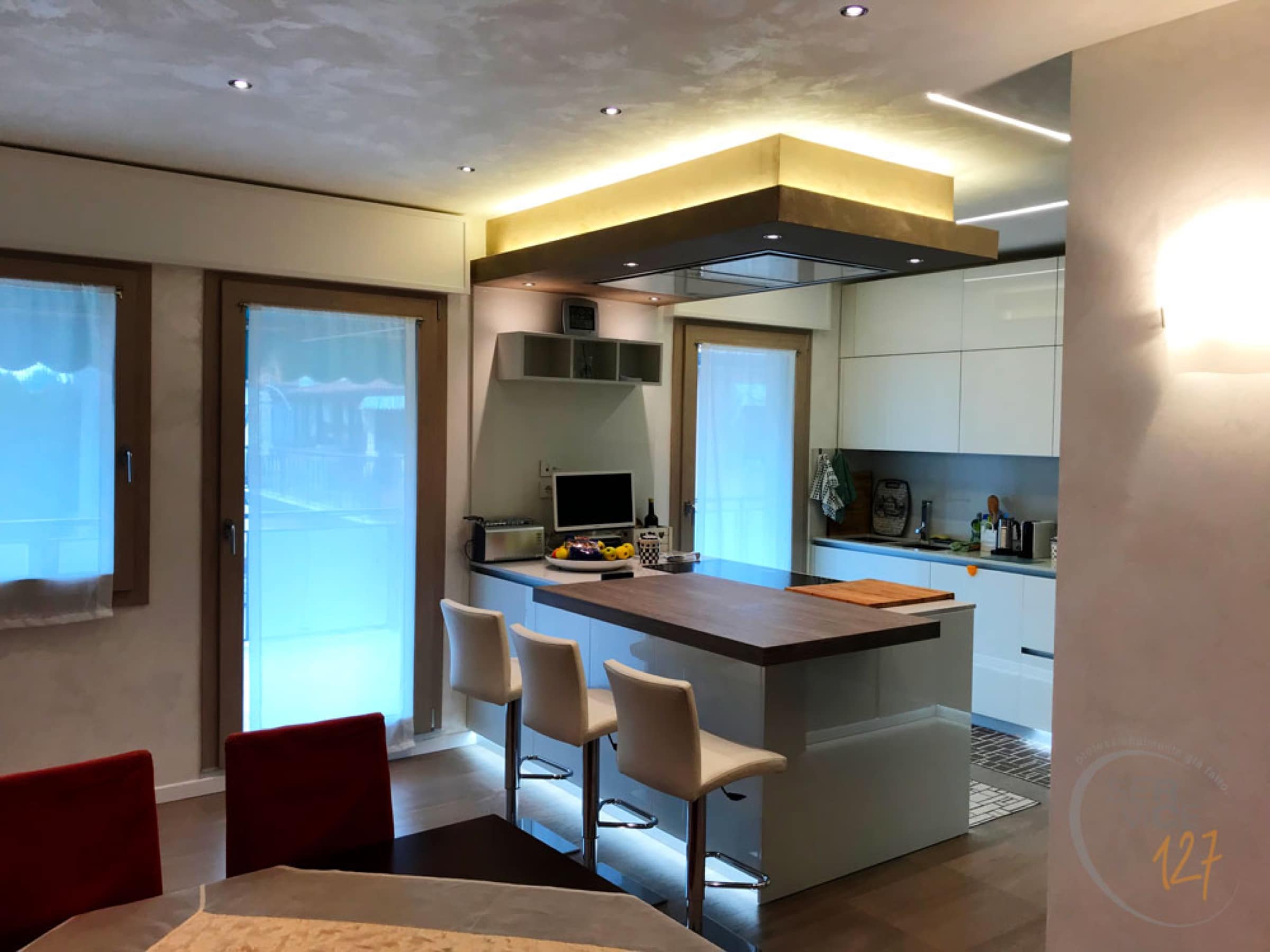 Cucina con isola e controsoffitto retroilluminato