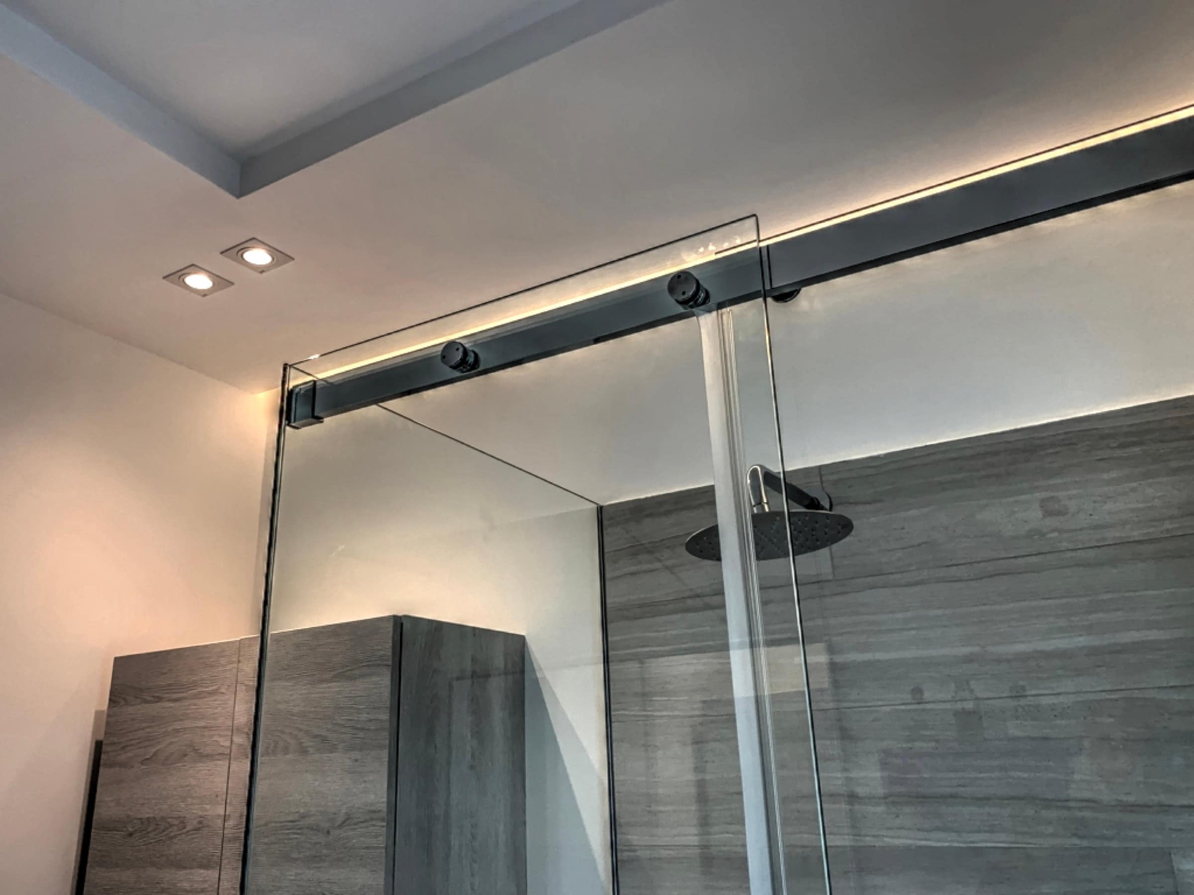Box doccia in vetro con rivestimento effetto legno