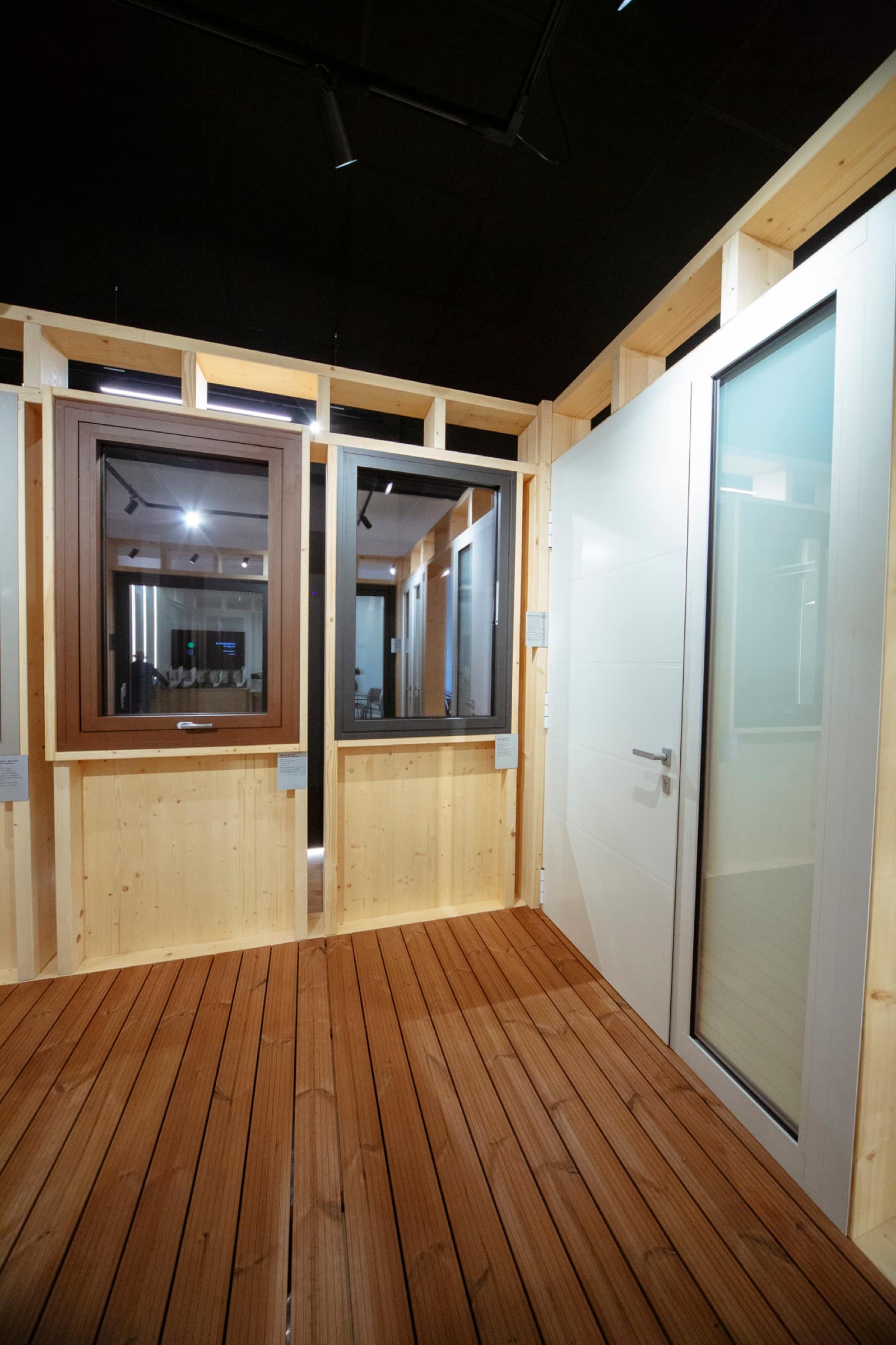 Serramenti in legno e alluminio esposti nell'Atelier127