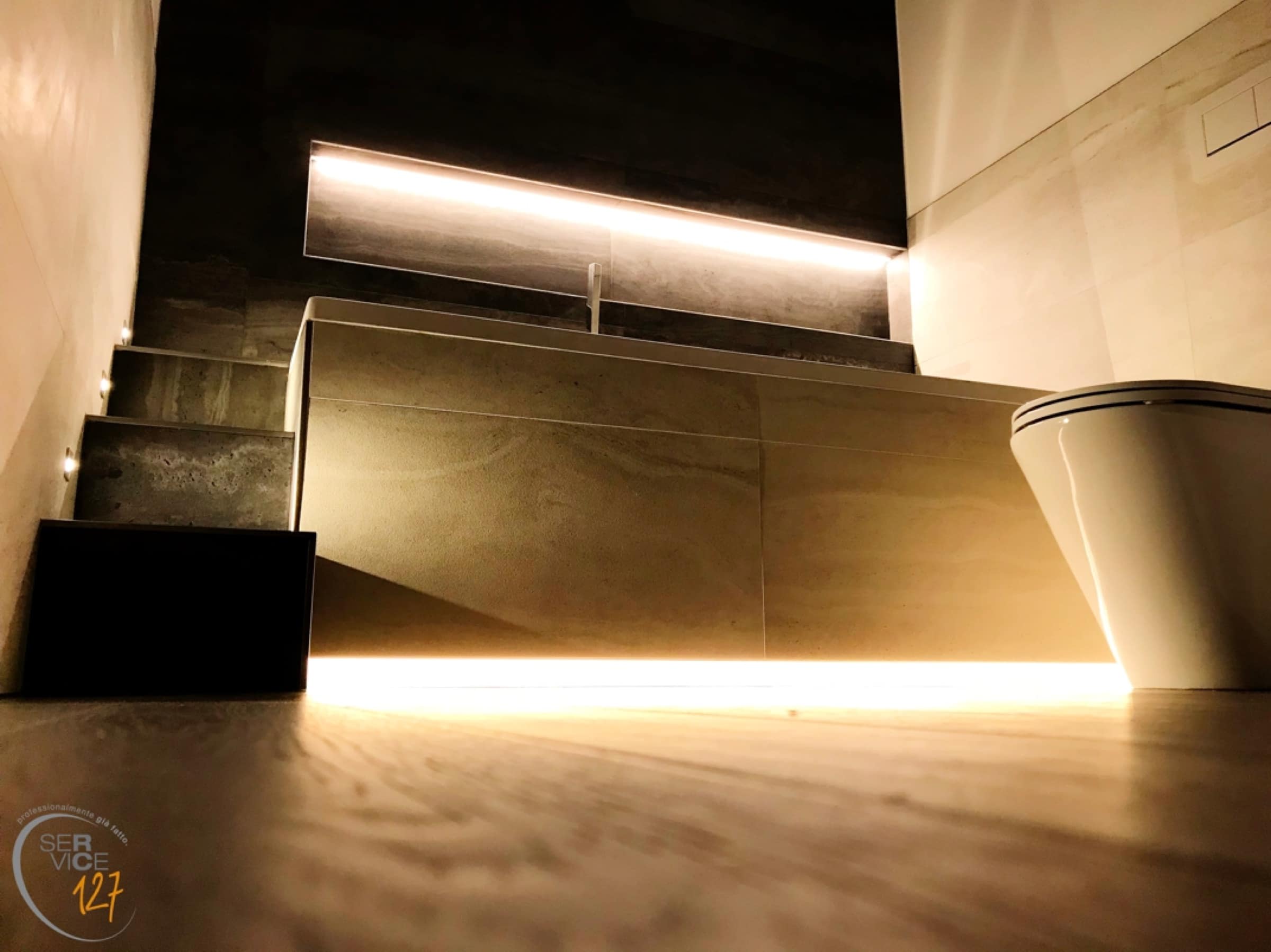 Bagno con gradino e illuminazione LED radente