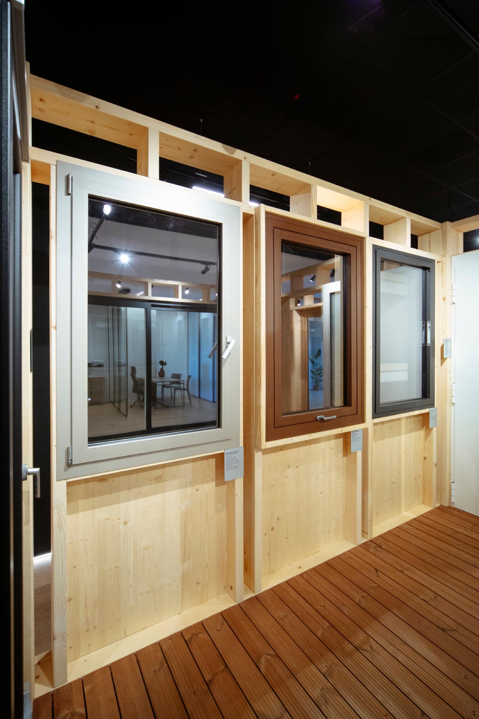 Finestre in PVC e legno a confronto nell'esposizione dell'Atelier127