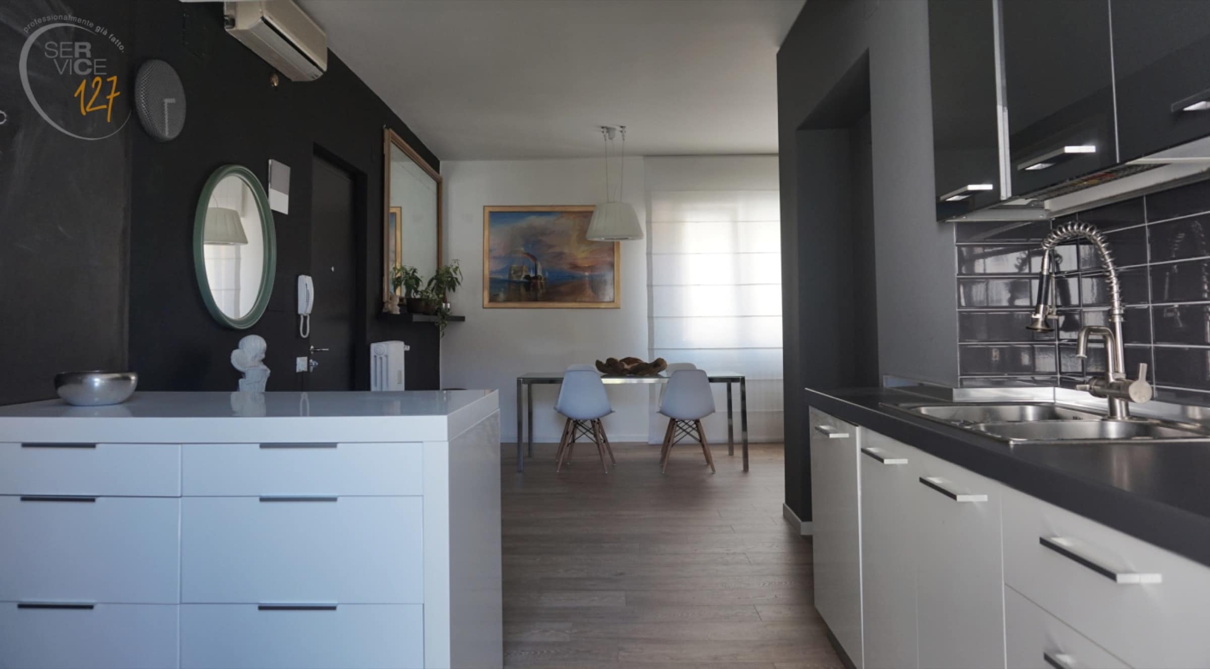 Cucina bianca aperta sulla zona pranzo