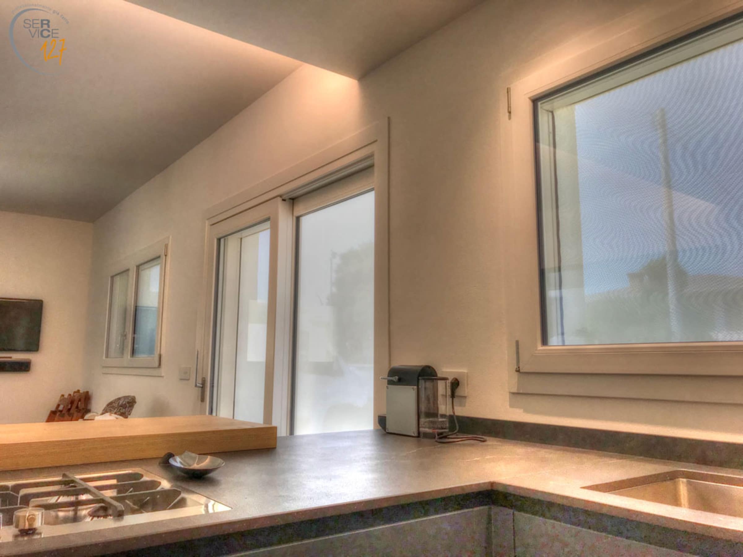 Cucina con piano in pietra e grande finestra