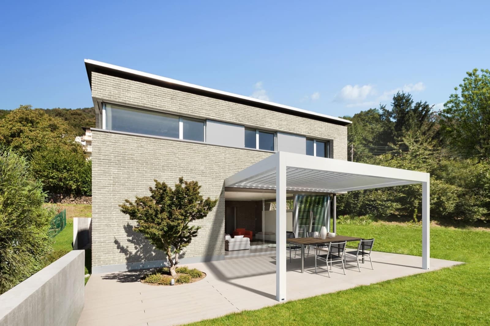 Pergola bioclimatica bianca sul terrazzo di una casa moderna