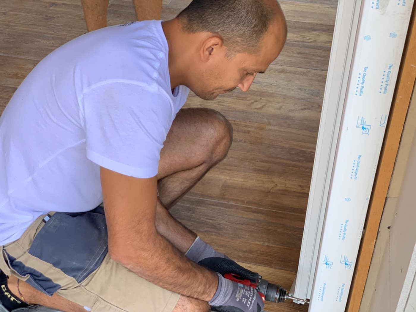 Un posatore Service127 al lavoro sul telaio di una portafinestra