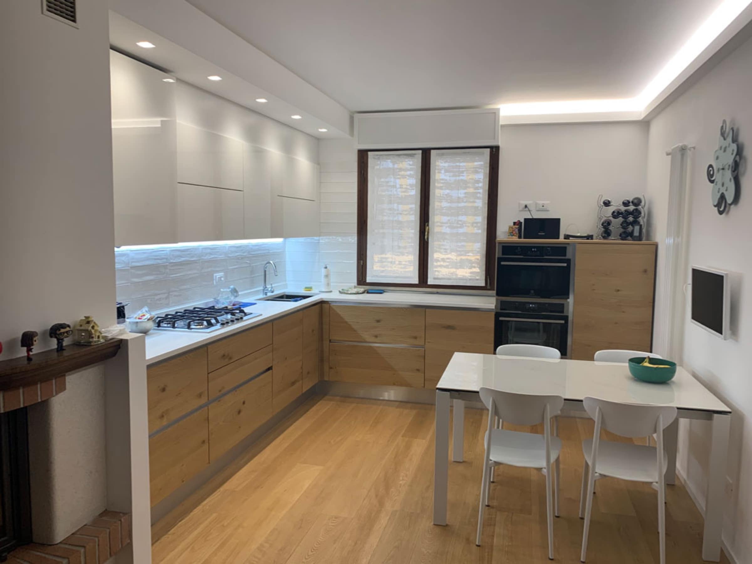 Cucina con controsoffitto e luci LED sulla zona lavoro