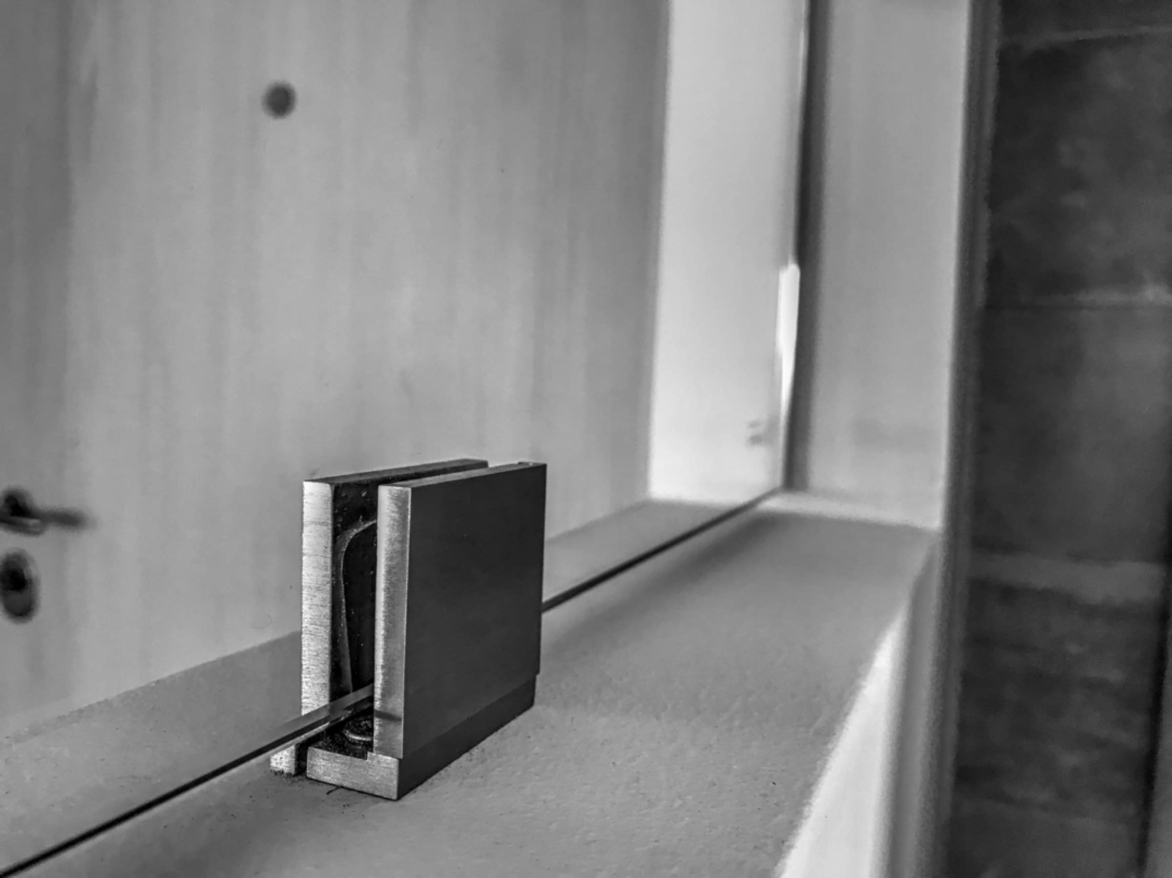 Dettaglio di un parapetto in vetro con fissaggio a pinza
