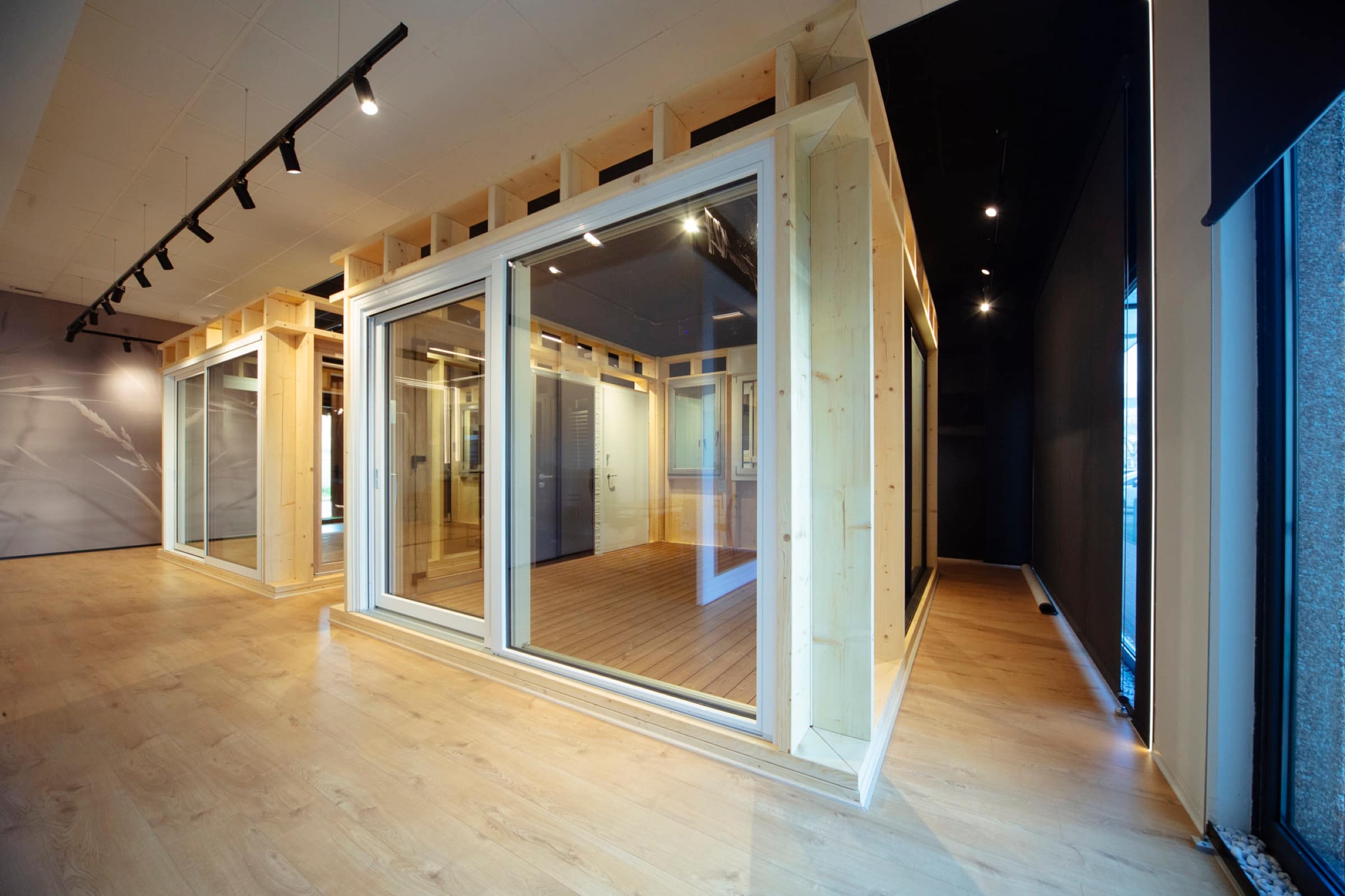 Esposizione di serramenti nell'Atelier127